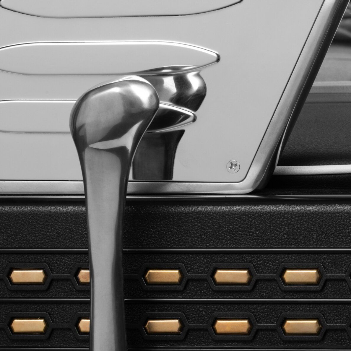 LIVIO fekete arany díszitéssel borbélyszék